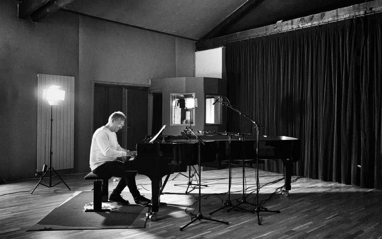 Thierry Maillard « Une Larme de Pluie » - Thierry Maillard s’ouvre dans cet album de nouveaux horizons où la mélodie est reine, où ses compositions nous emmènent sur le terrain de l’émotion pure. En toute simplicité et dépouillement, pour mieux aller à l’essentiel.